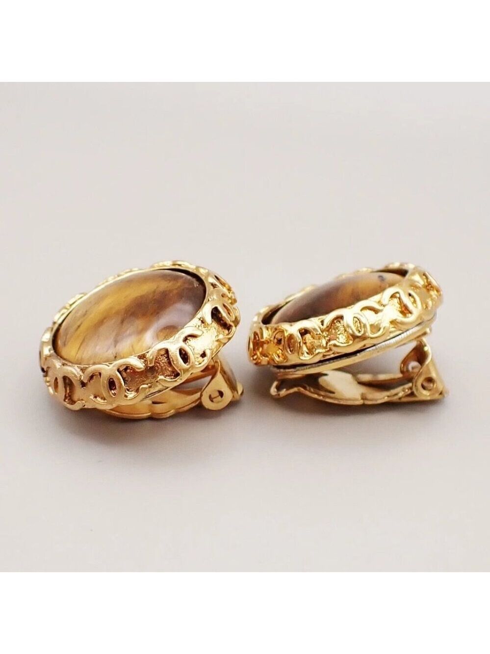 CHANEL CC ogo Tiger Eye Round Button Earrings 94P Clip-On GHW Vintage 298-082025 - Picture 3 of 11